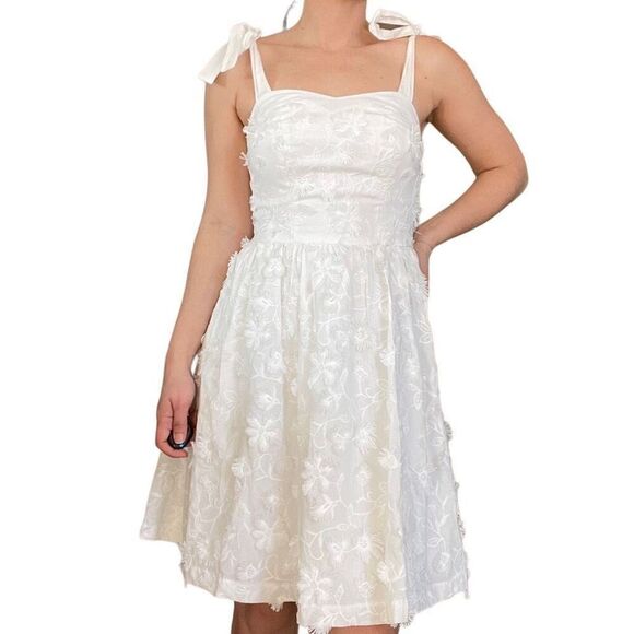 New Gal Meets Glam Anthropologie Floral Tie Shoulder Dress Size 0 White Romantic - Picture 2 of 13